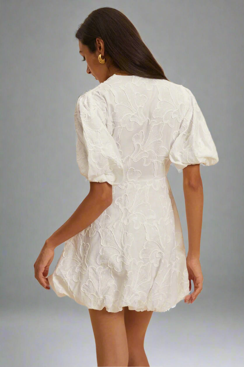 Brigitte – Zeitloses Weißes Kleid Elegant Und Feminin