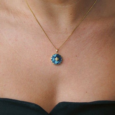 Blaue Anhänger Halskette mit elegantem Design für Damen