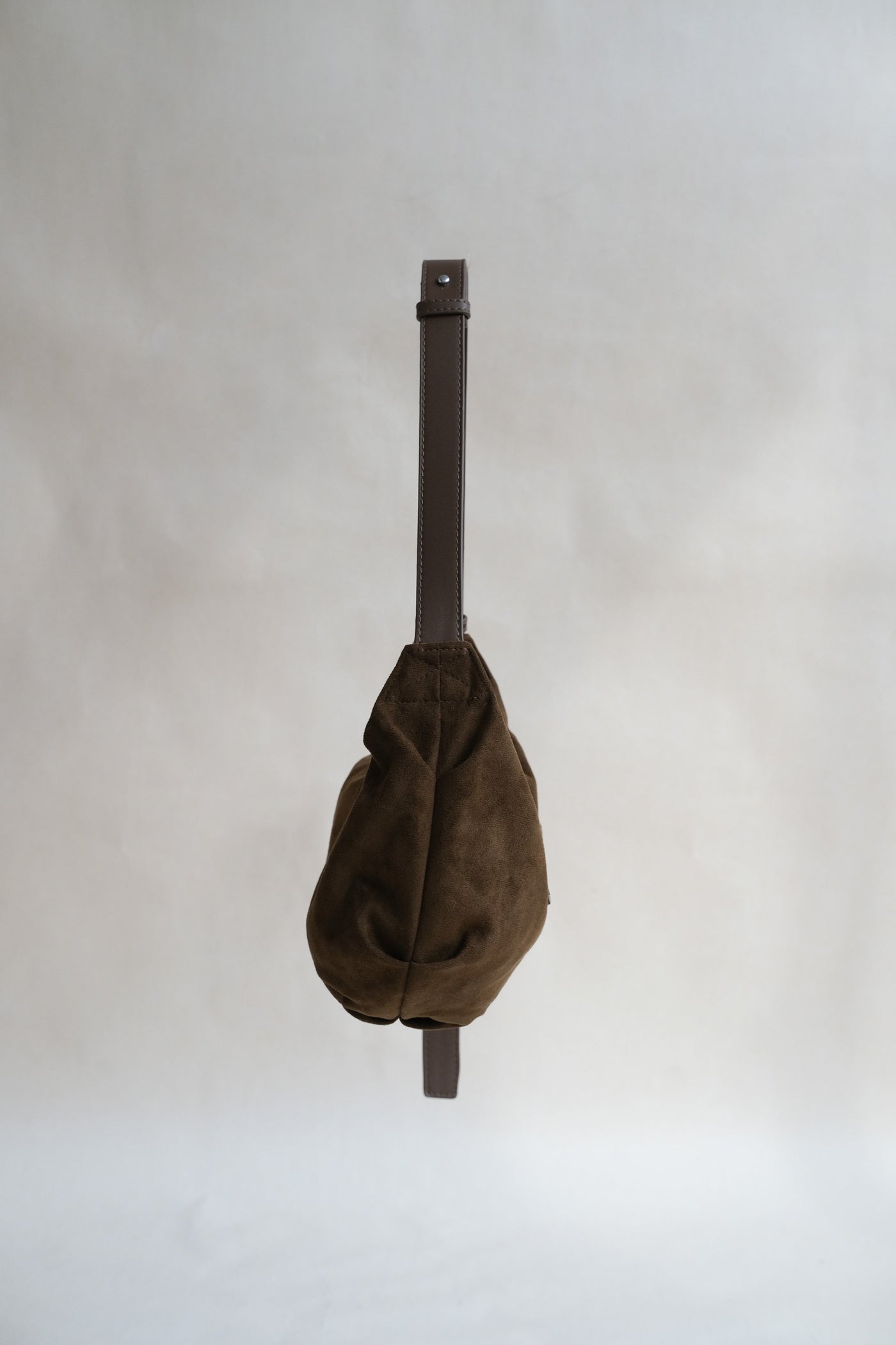 Vintage Schwarze Suedette Dumpling Tasche – Vegane Schultertasche