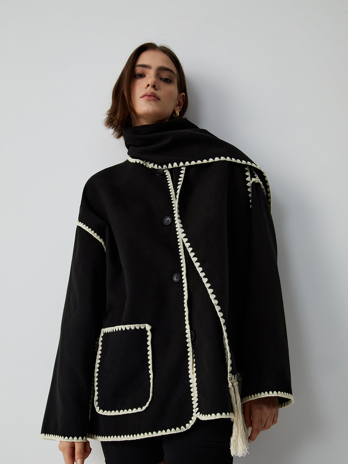 Damenjacke Mit Kontrastbesatz Und Schal Stilvoll