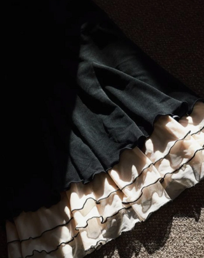 Holly - Langes schwarzes tailliertes Kleid mit Trägern