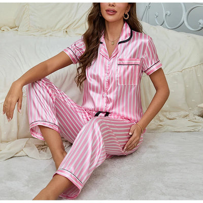 Elegantes Pyjama Set mit Gestreiftem Design