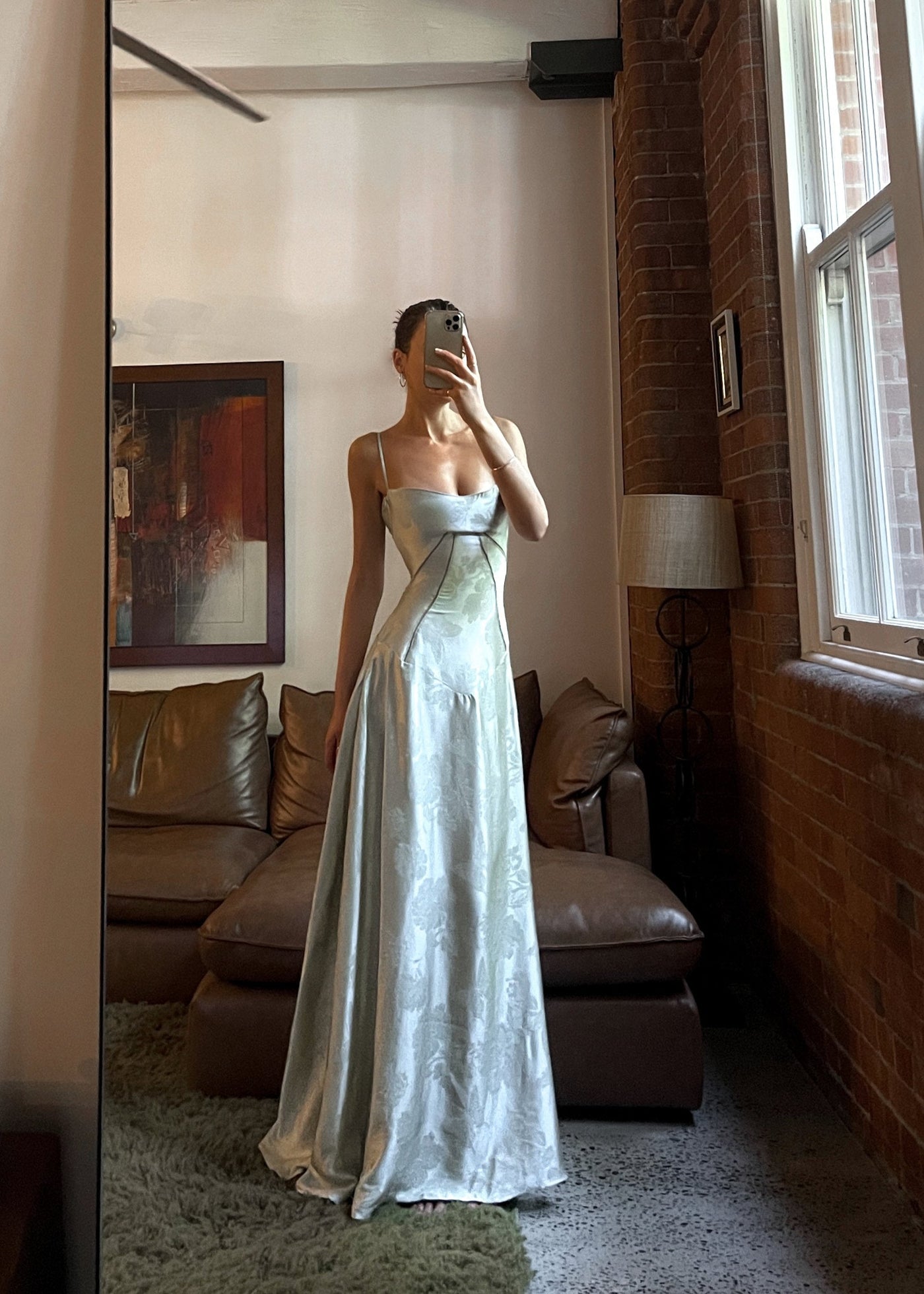 Tailliertes Satin Maxikleid