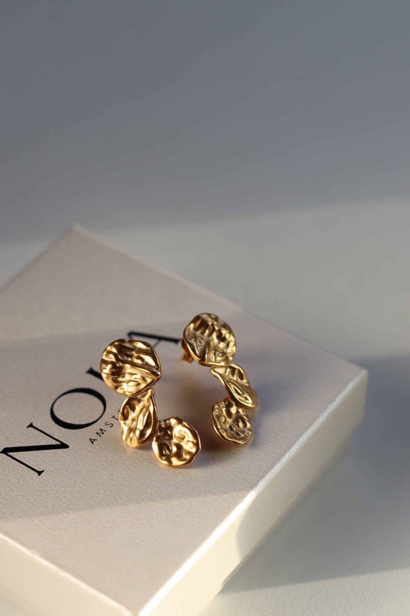 Skulptierte goldene Ohrringe mit modernem Charme für Damen