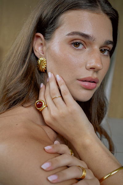 Eleganter Goldener Ring mit Roter Stein Für Frauen