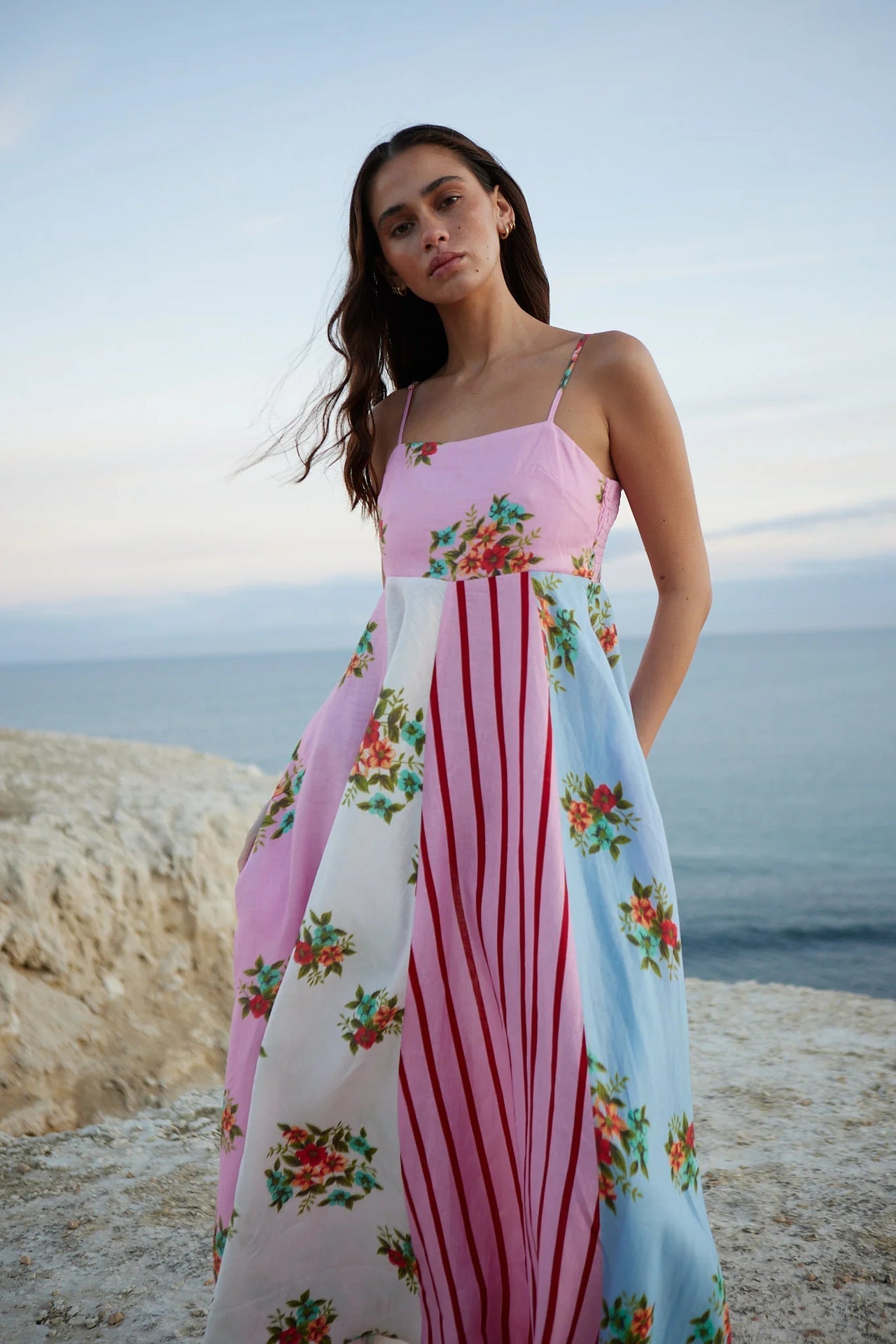 Veronika - Sommerkleid mit Graffiti-Druck und Riemen