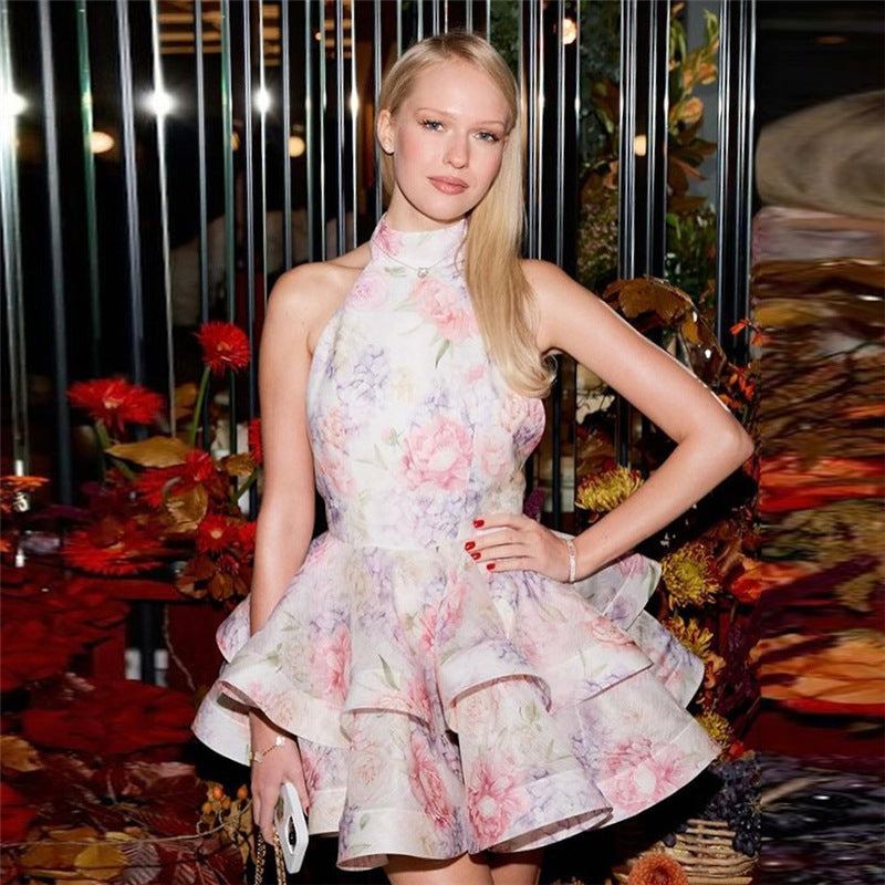 Valeria - Bedrucktes kurzes Kleid mit offenem Rücken und Neckholderausschnitt