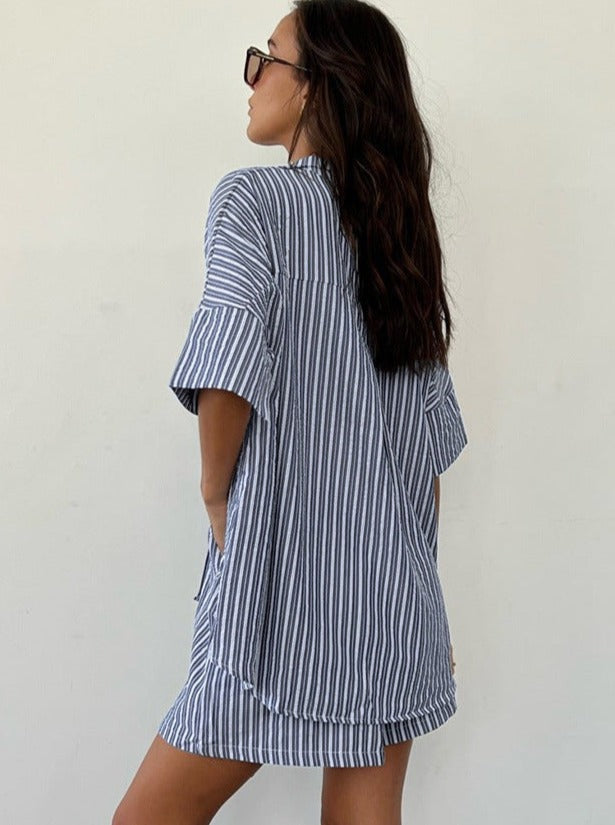 Lässiges zweiteiliges Set mit weißen Streifen und kurzen Ärmeln für Frauen