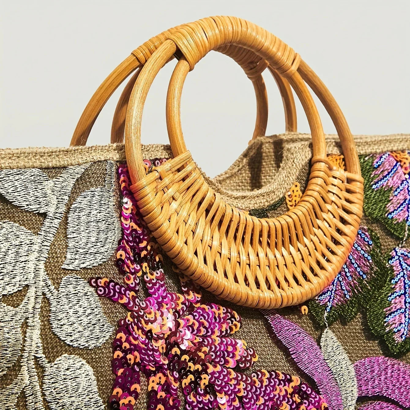 Schicke Handtasche mit dekorativem Blumenhenkel für Frauen