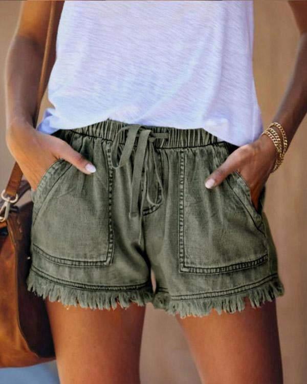 Queena – Farbige Jeansshorts