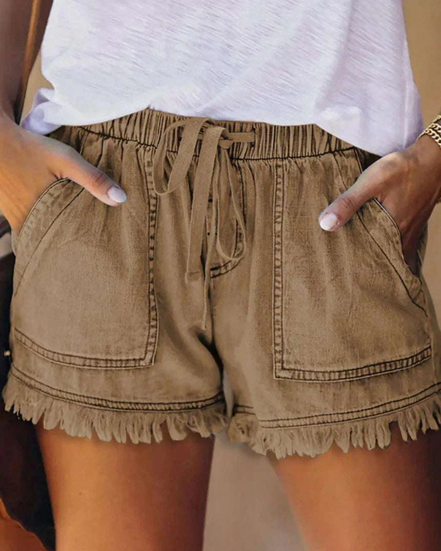 Queena – Farbige Jeansshorts