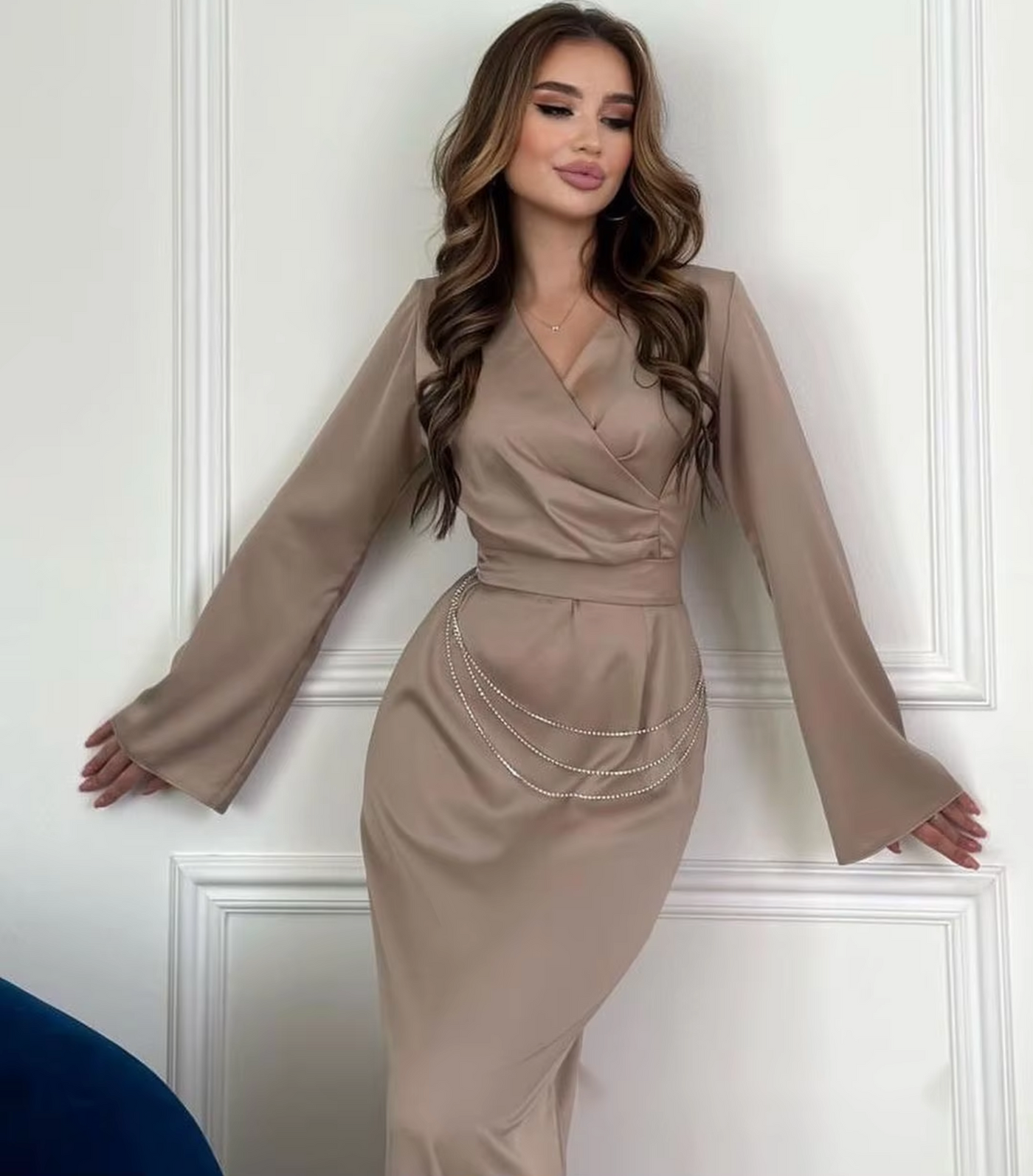 Quirita – Elegantes Satinkleid mit ausgestellten Ärmeln