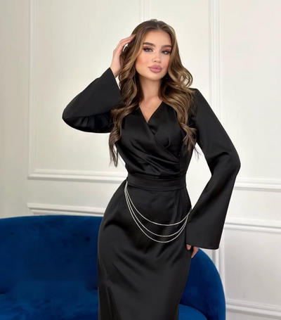 Quirita – Elegantes Satinkleid mit ausgestellten Ärmeln