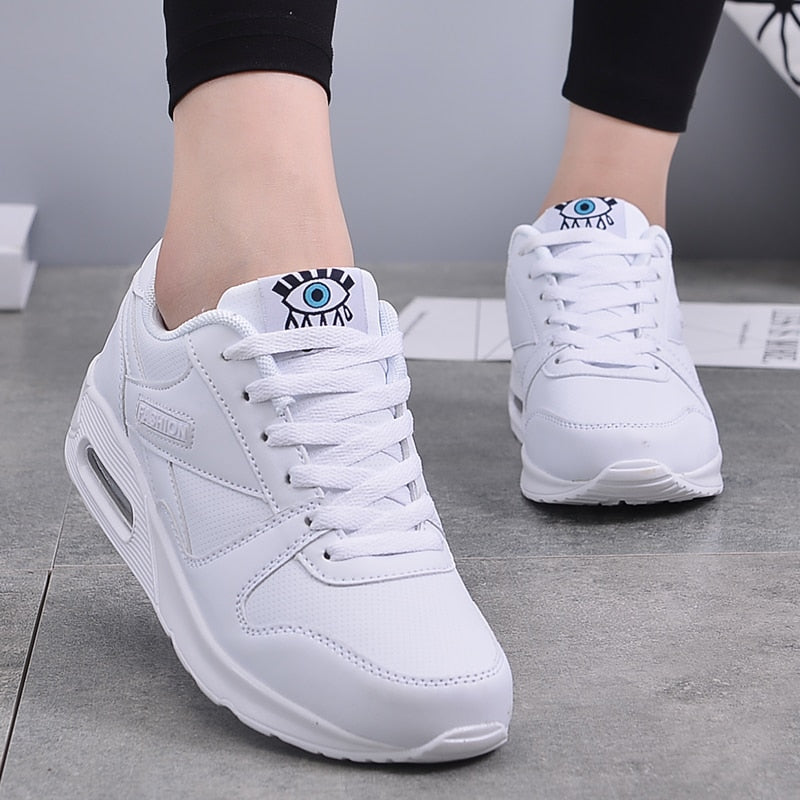 Luftgepolsterte Sneakers für Damen