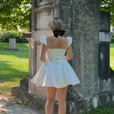 Anna | Vintage-inspiriertes Minikleid mit Cape-Ärmeln und V-Ausschnitt