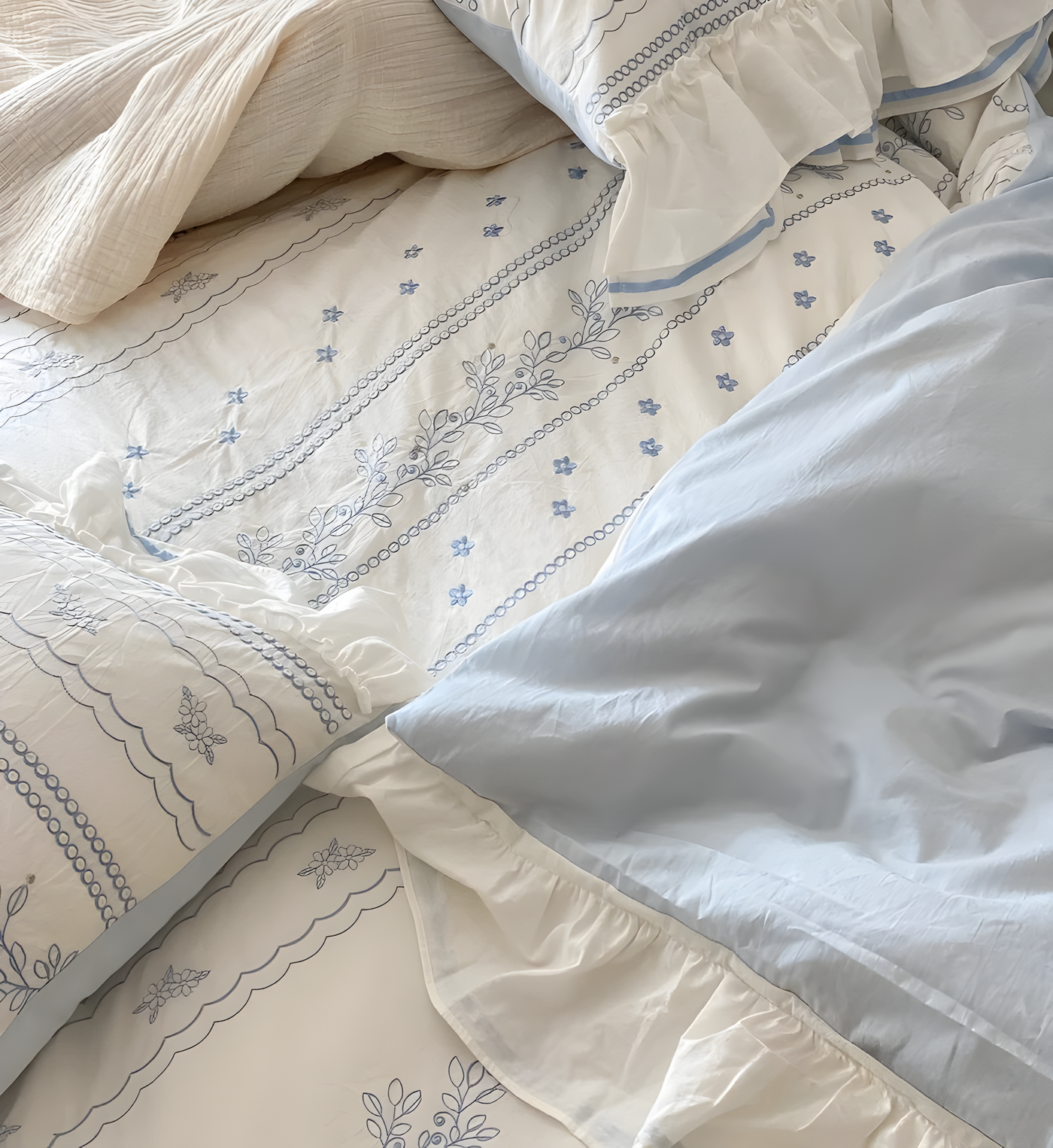 CloudRuffle Bedding - Bestickte Rüschen-Bettwäscheset