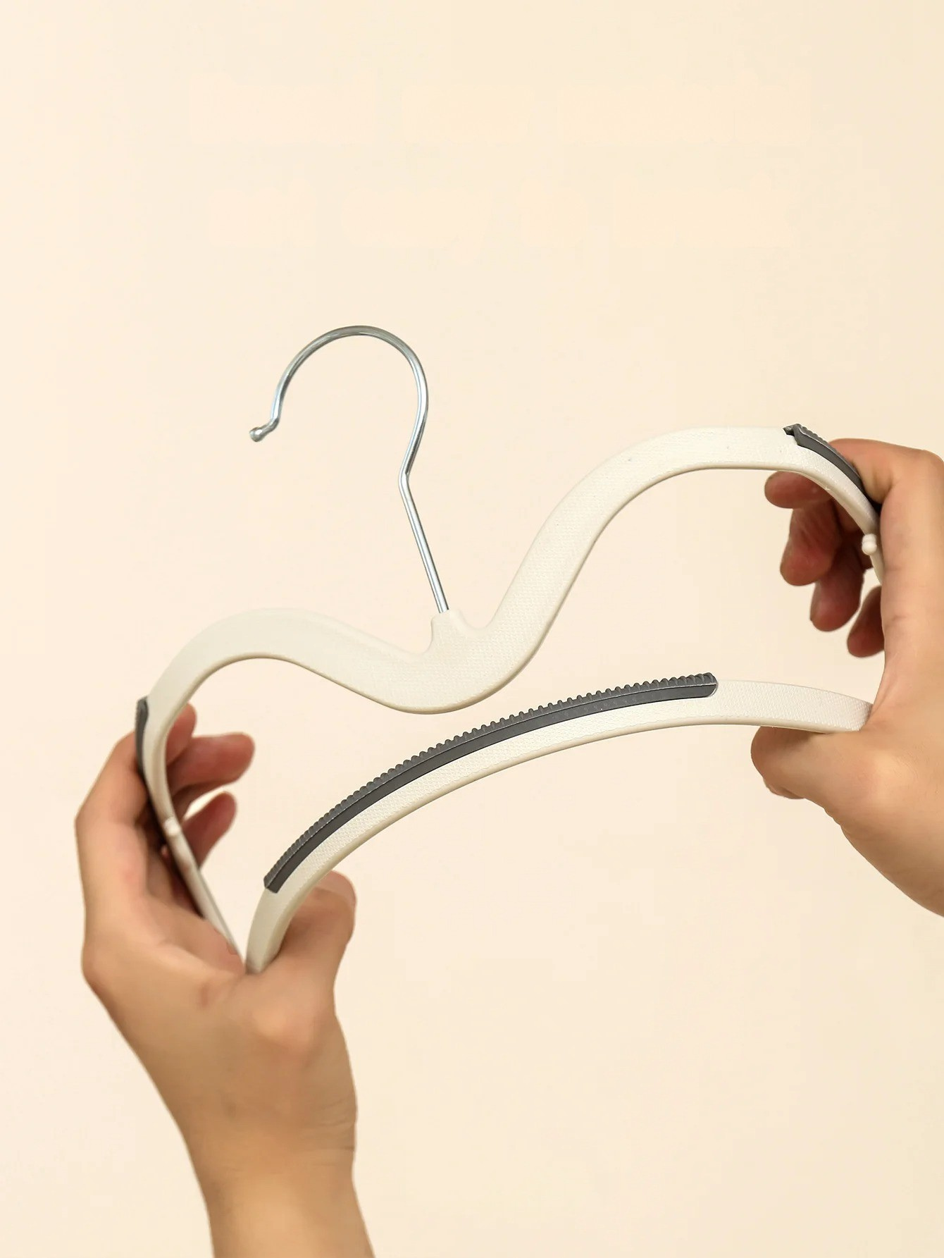 HangWise Hanger – Platzsparender Rutschfester Kleiderbügel aus Kunststoff
