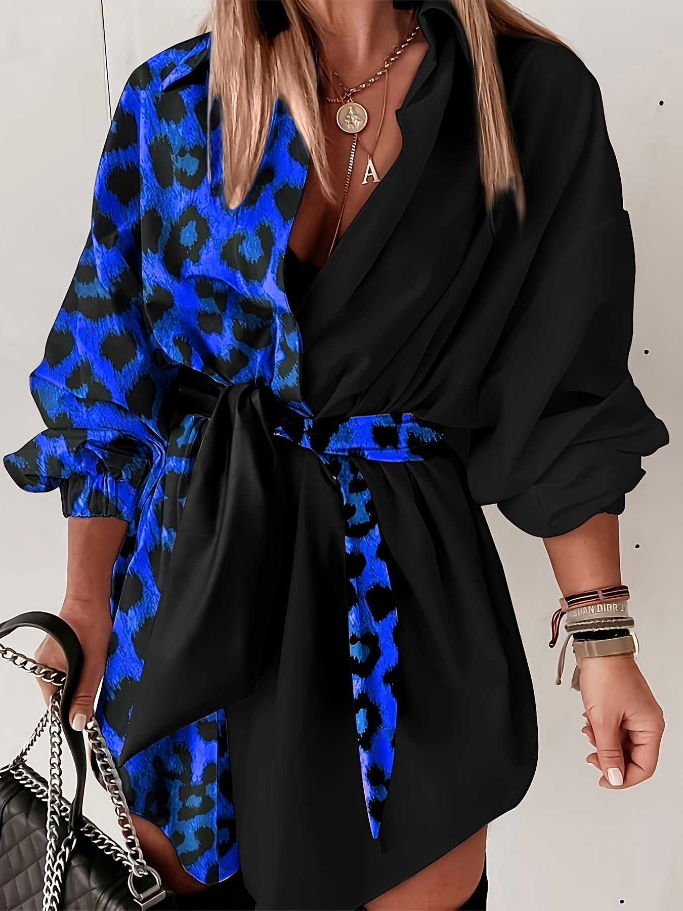 V Ausschnitt Top mit Knopfdetails und flexiblem Schnitt für Frauen