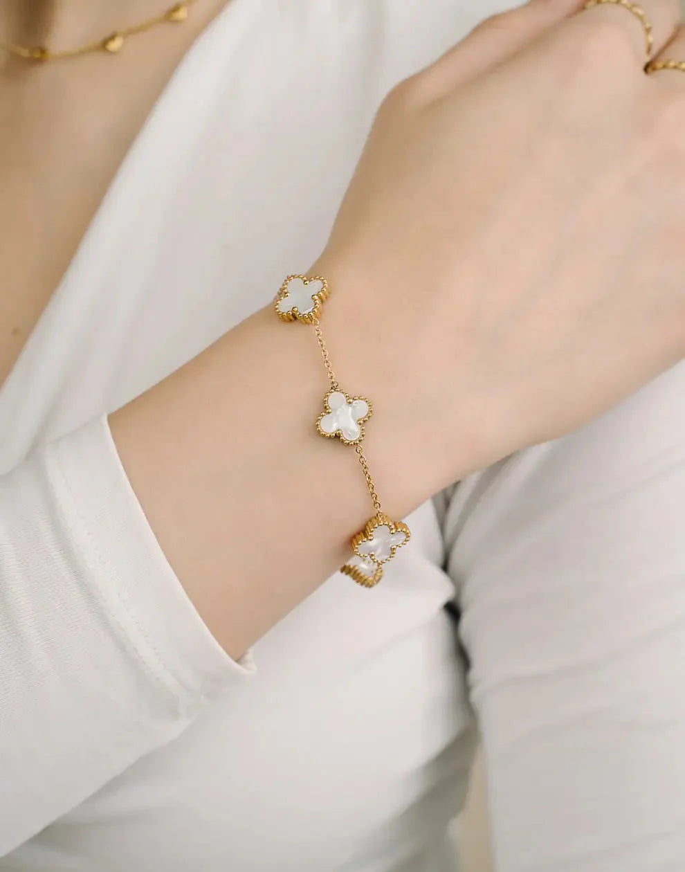 Goldenes Kleeblatt Armband mit glücklichem Charme für Damen