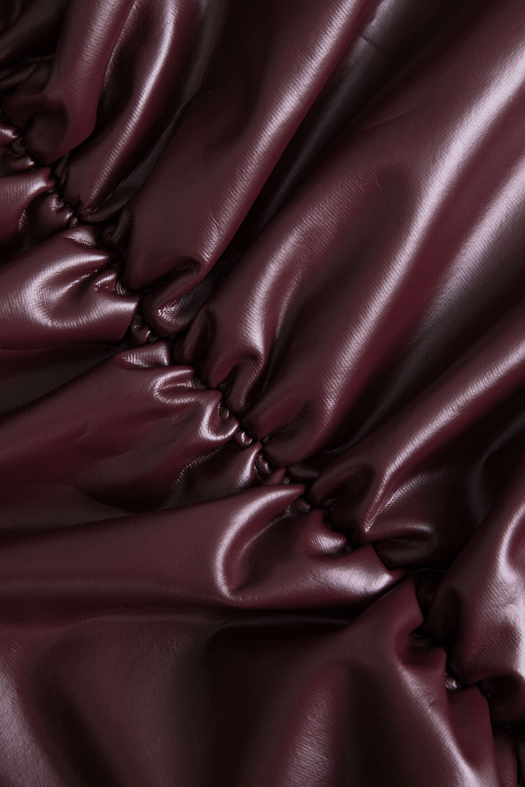 Jocasta | Figurbetonter Kunstleder-Minirock mit seitlicher Raffung und asymmetrischem Saum