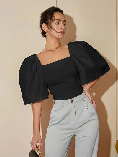 Luxuriöses Satintop mit dramatischen Puffärmeln für Damen