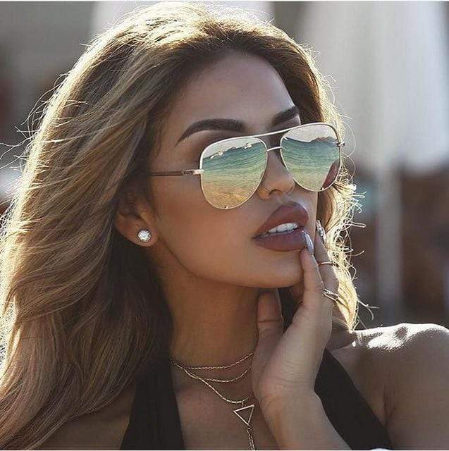 Luxus Sonnenbrille mit Goldrahmen und stylischen Farbverlaufsgläsern für Damen