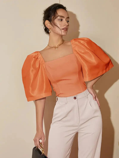 Luxuriöses Satintop mit dramatischen Puffärmeln für Damen