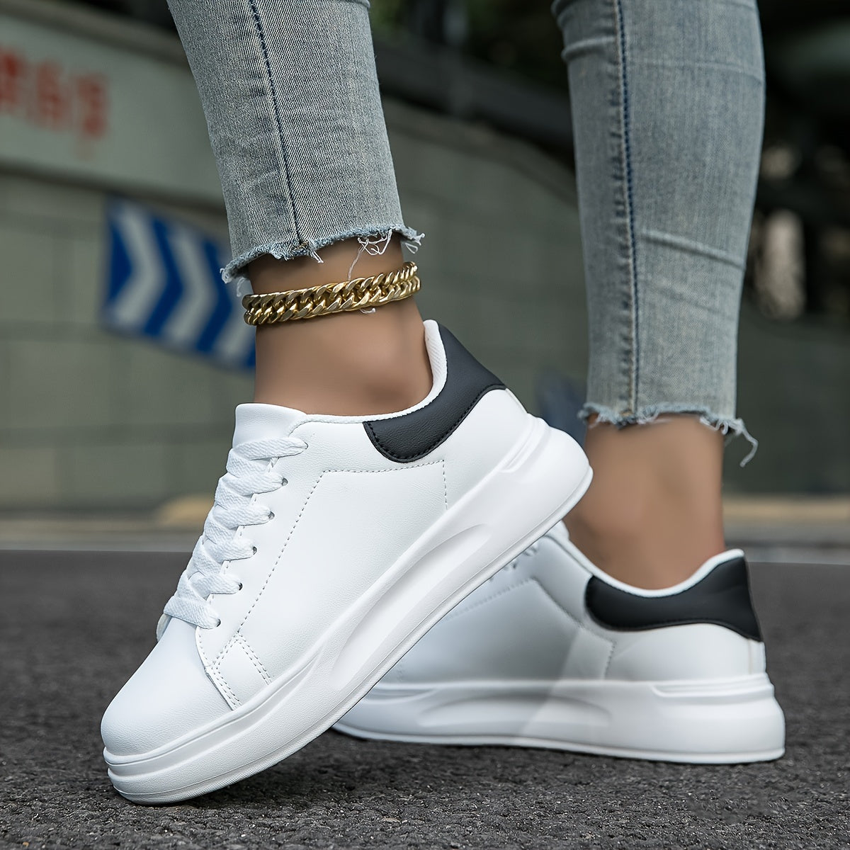 Saubere weiße Ledersneaker mit minimalistischem Design für Frauen