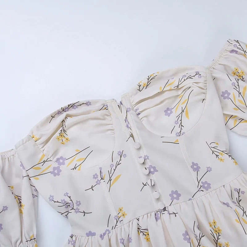 Nancy - Kleines Wickelkleid mit Blumenausschnitt