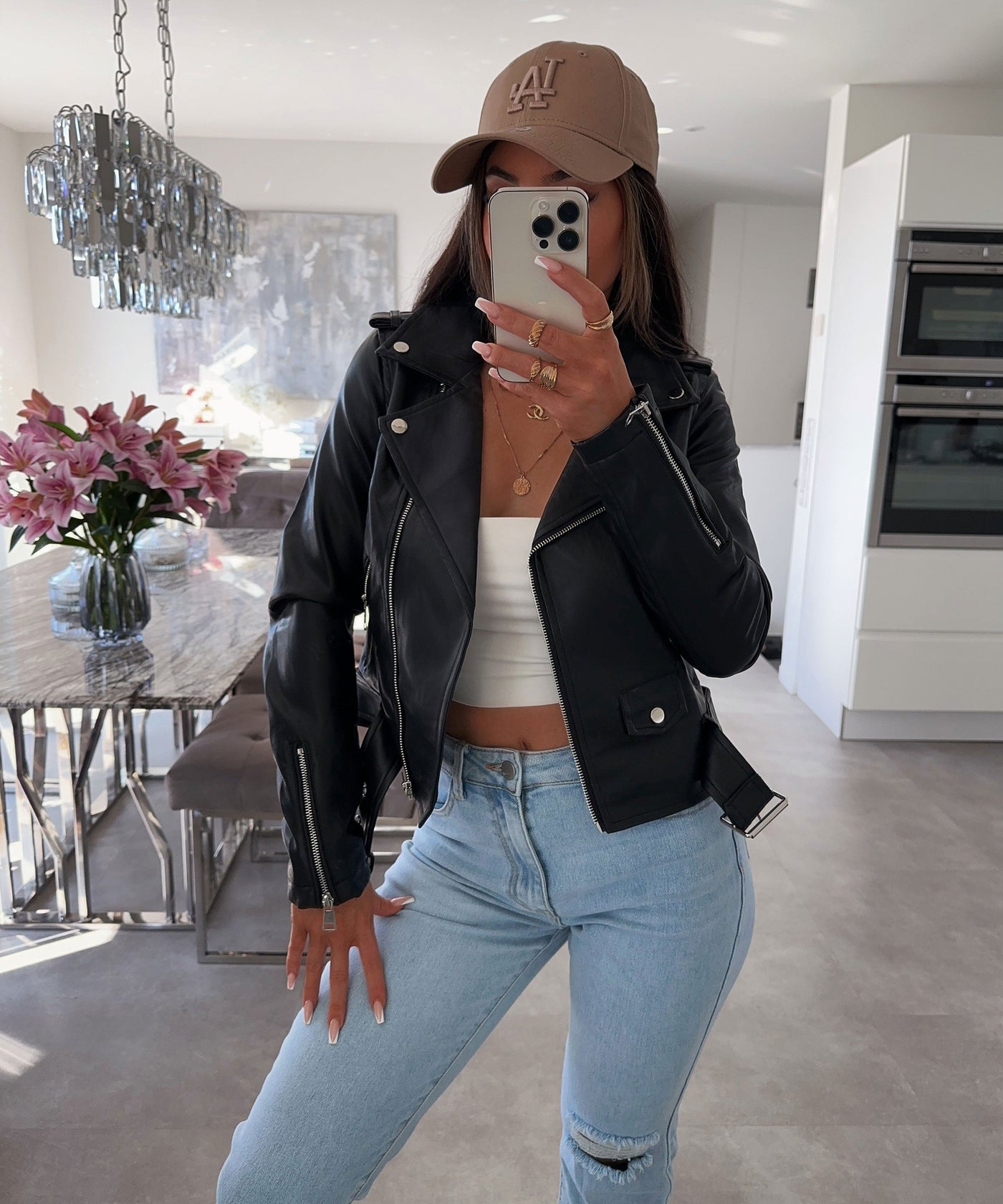 Klassisches schwarzes Oberteil mit zeitloser Raffinesse für Damen