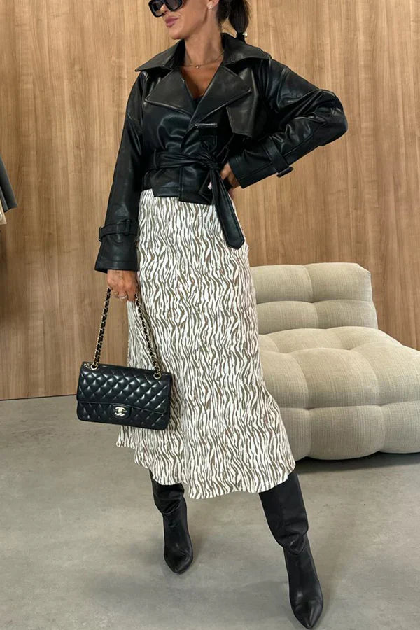 Hochtaillierter, schlank machender Rock mit auffälligem und schickem Tierprint, perfekt für einen gewagten und modischen Look