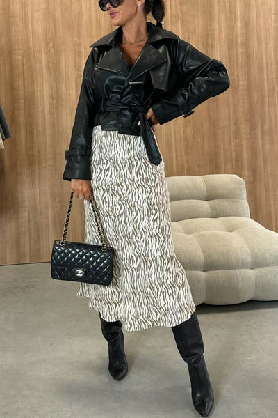 Hochtaillierter, schlank machender Rock mit auffälligem und schickem Tierprint, perfekt für einen gewagten und modischen Look