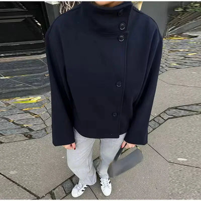 Kurze Damenjacke mit hohem Kragen und Knöpfen