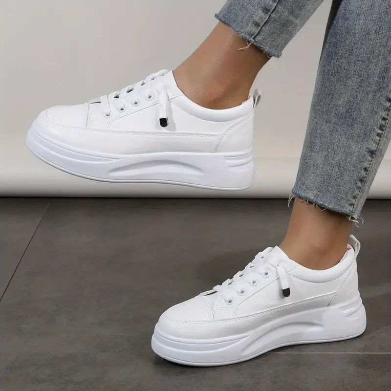 Bequeme Low-Top-Sneakers mit fester Farbe und Plateau