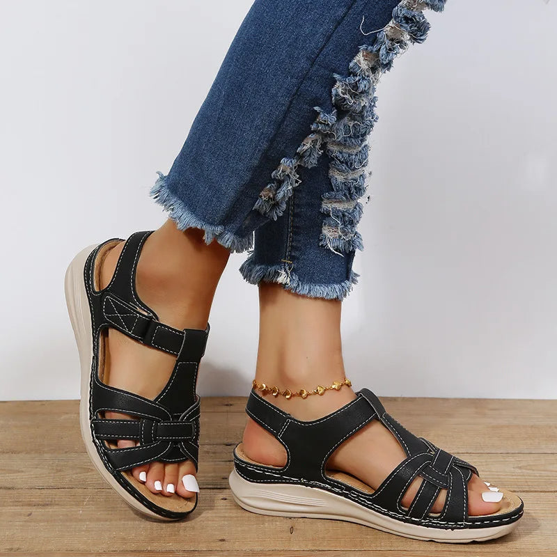 Braune lässige Crossover-Keilsandalen für Frauen - Eliane