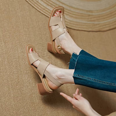 Damen-Sandalen aus Kunstleder mit durchbrochenem Muster und mittlerem Absatz - Lucía