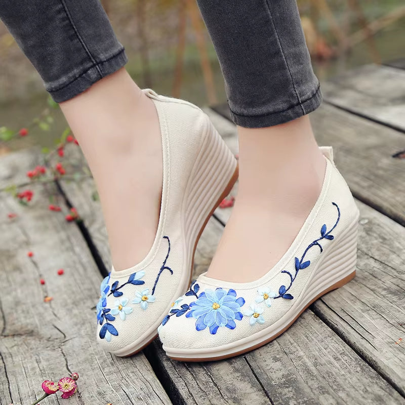 Damen-Keilschuhe mit handgefertigter Blumenstickerei - Amelia