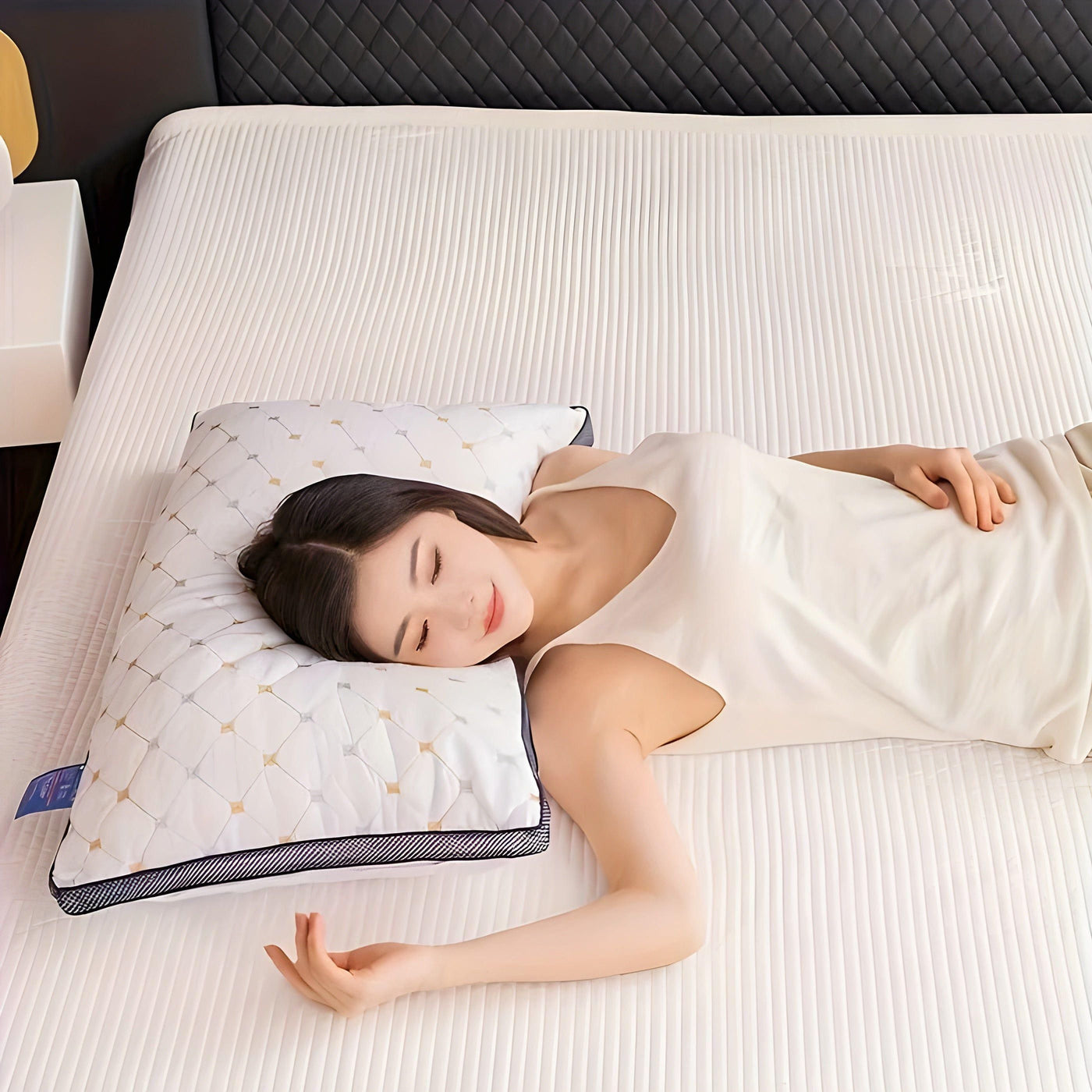 SkyDream Pillow – Gesticktes Nackenstützkissen