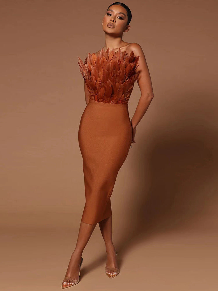 TINATII  Elegantes Damenkleid mit Taillenbetonung und Federdetails