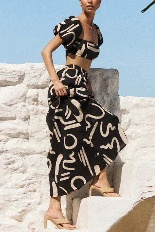 Passendes Set mit bedrucktem schulterfreiem Oberteil und Maxirock mit Ausschnitten und Taschen, perfekt für einen coolen und modischen Sommerlook