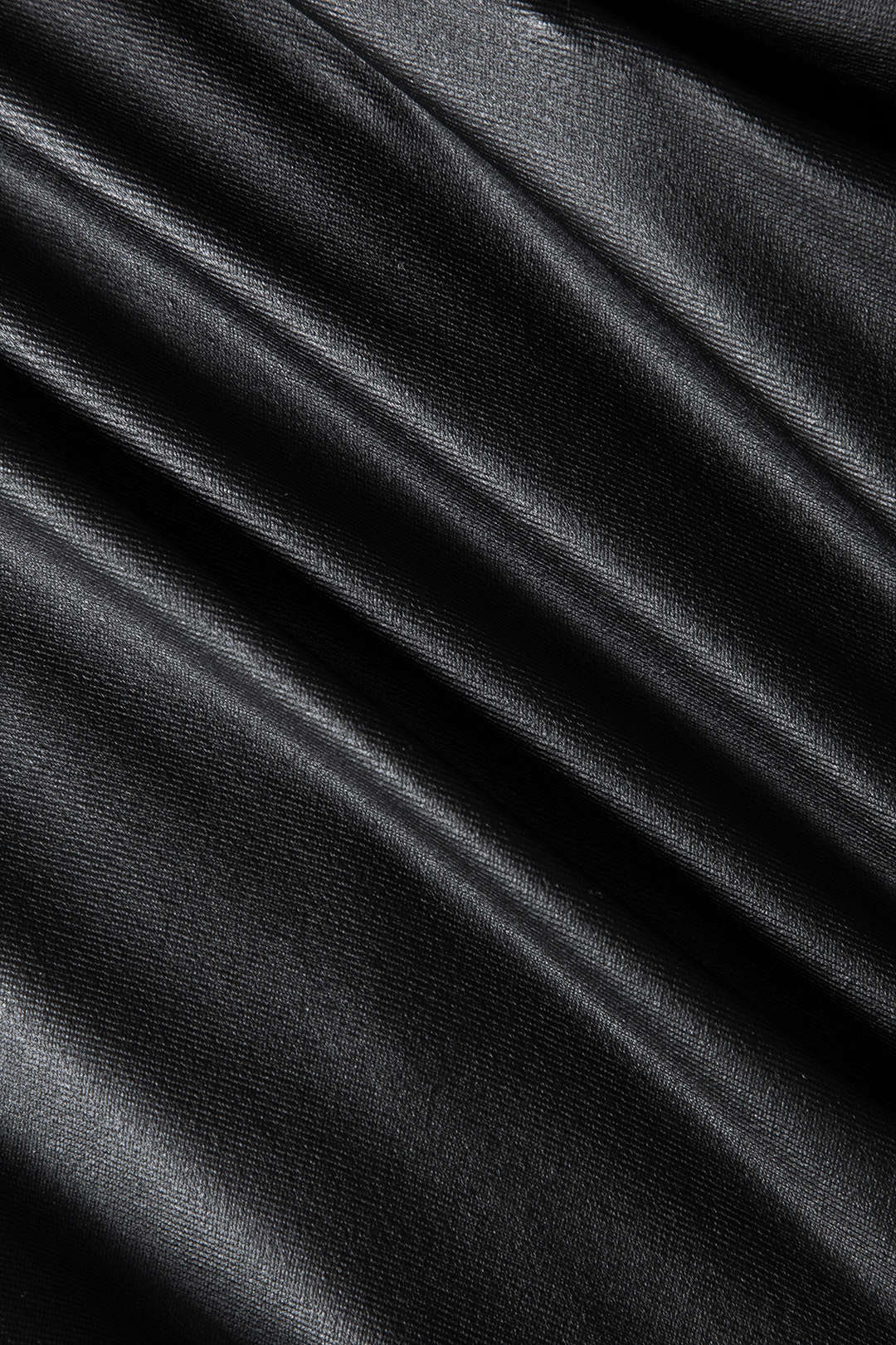 Lyra | Figurbetonter Kunstleder-Minirock mit asymmetrischer Drapierung und goldener Zierschnalle