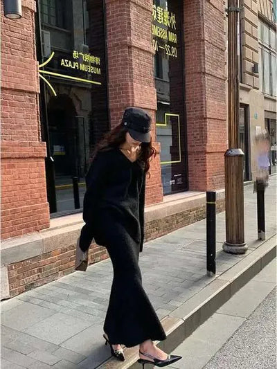 Damenstrickanzug mit V-Ausschnitt und passendem Rock, elegant und vielseitig für einen femininen und modernen Look