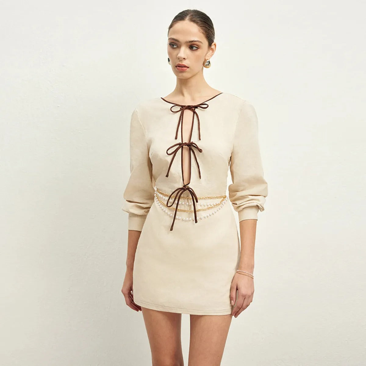 Kurzes Leinenkleid mit dekorativen Schleifen im eleganten Stil - Renata