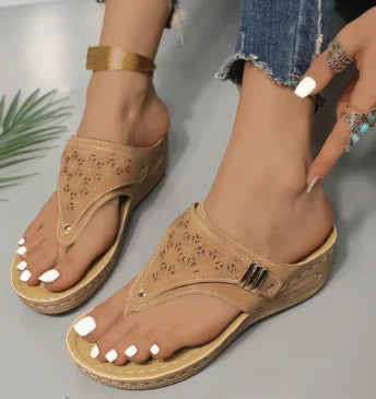 Damen Keilsandalen mit Clip-Toe aus PU-Leder – Celine