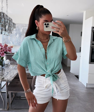 Elegantes mintfarbenes T Shirt mit leichter Raffinesse für Frauen