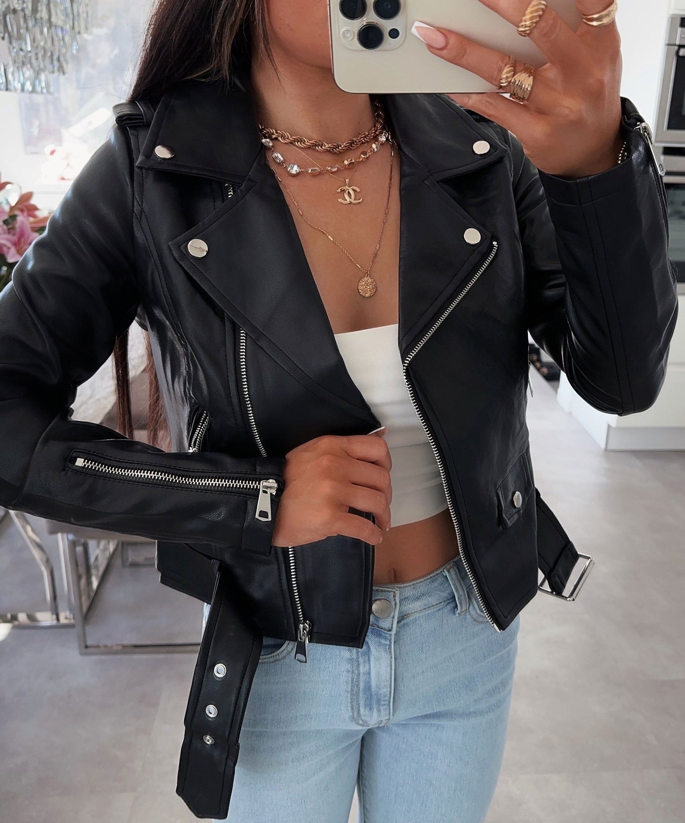 Klassisches schwarzes Oberteil mit zeitloser Raffinesse für Damen