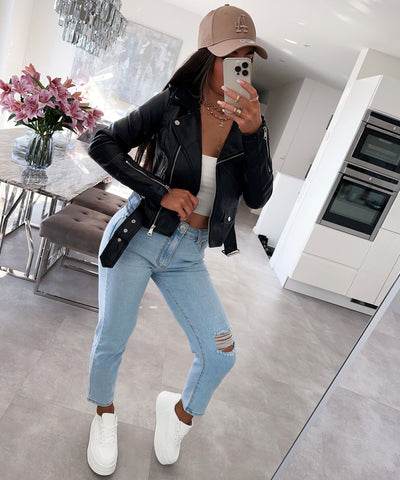 Klassisches schwarzes Oberteil mit zeitloser Raffinesse für Damen