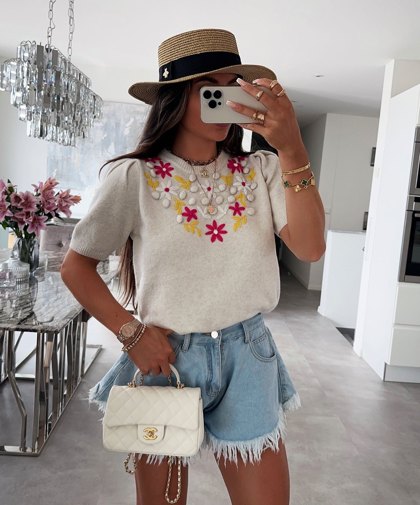 Bluse mit Blumenstruktur und romantischer Eleganz für Frauen