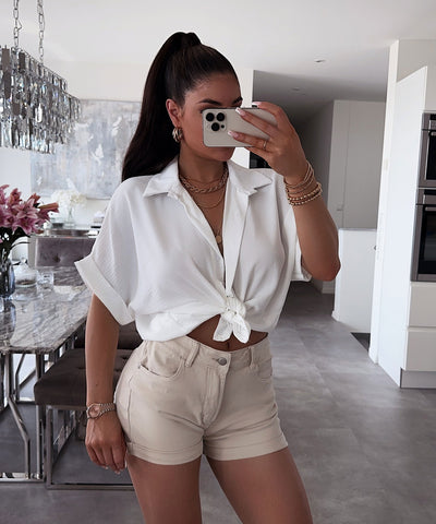 Klassisches weißes T Shirt mit müheloser Vielseitigkeit für Frauen