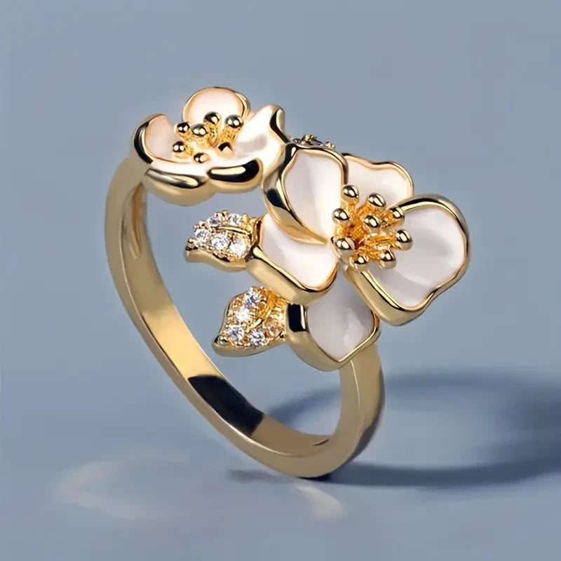 Goldring mit weißer Blüte